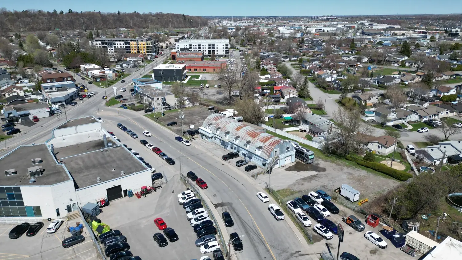 Vue aérienne par drone d’un secteur commercial et résidentiel, type de propriété examinée lors d’une évaluation environnementale de site Phase 1