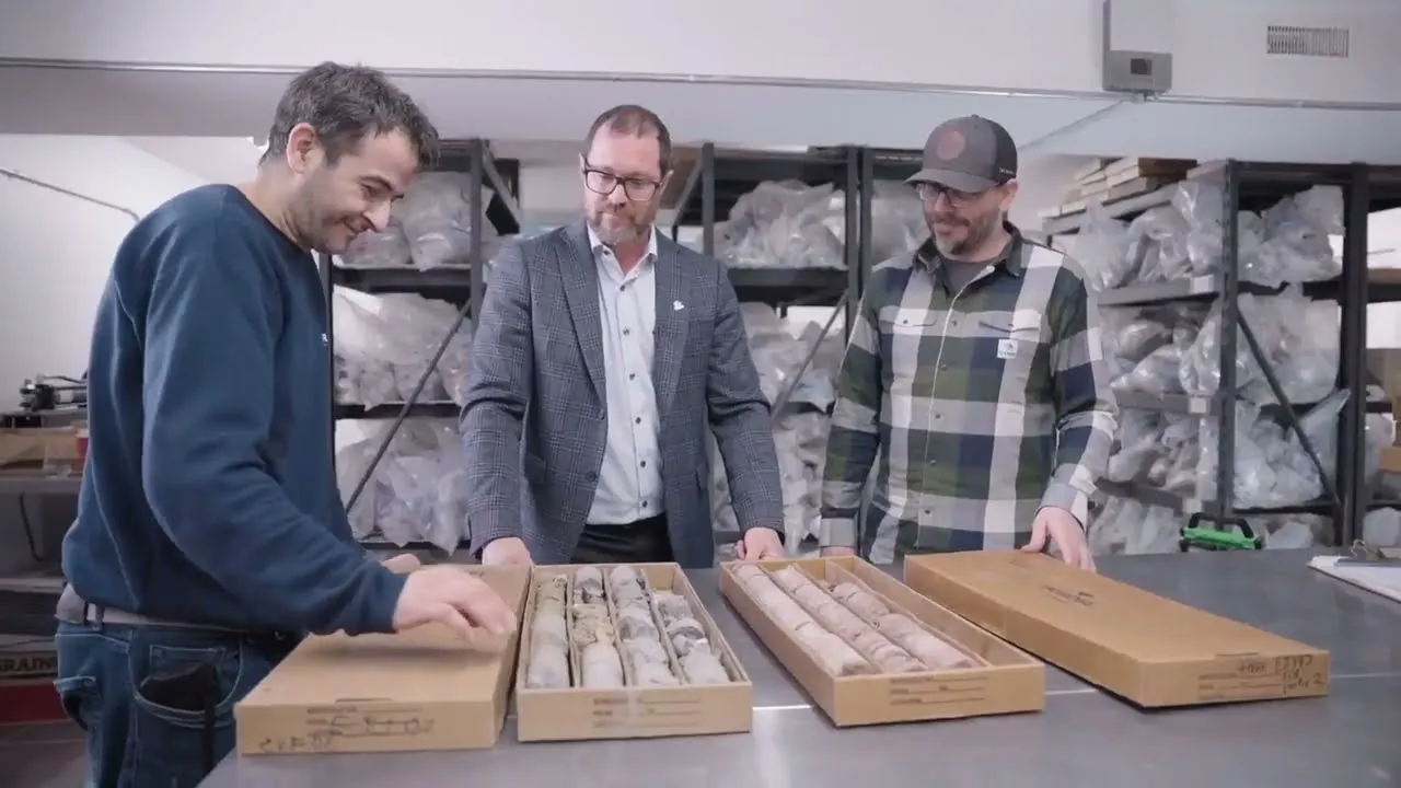 L’équipe de Solnor Environnement examine des carottes de forage dans son laboratoire