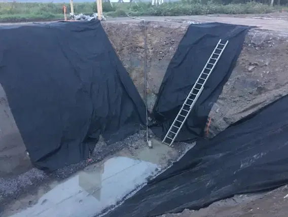 Excavation profonde de sols contaminés lors de la décontamination d'une ancienne station-service