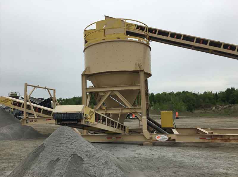 Équipement industriel de concassage et de tamisage sur un site de production