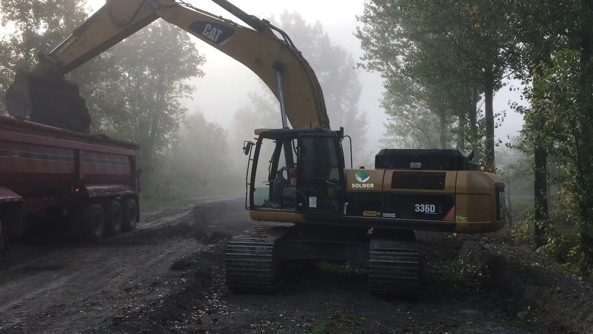 Excavatrice sur un chantier de Solnor Environnement